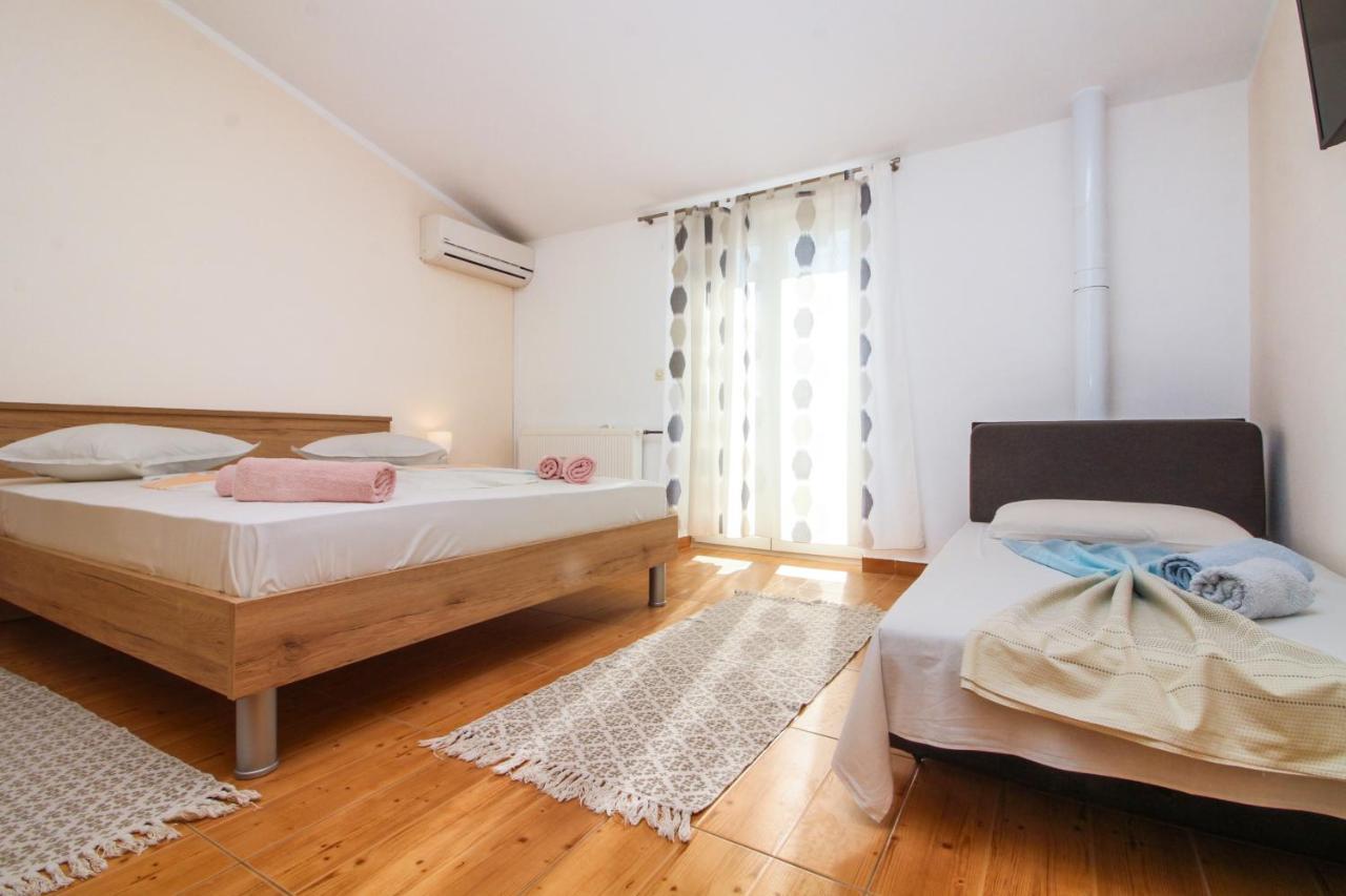 Goles Apartments-First Row To The Sea Rogoznica  Extérieur photo
